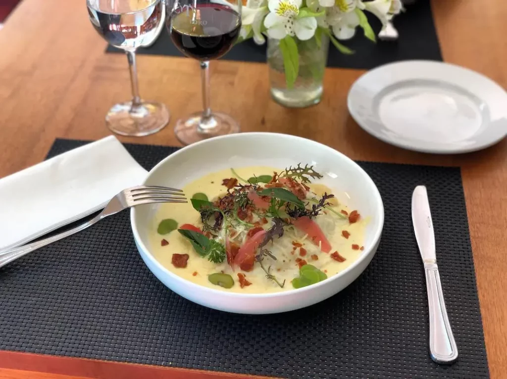 Gran sorrentino de Pernil, con una suave salsa y tocino crocante - Winebar y Restaurante Viña Concha y Toro