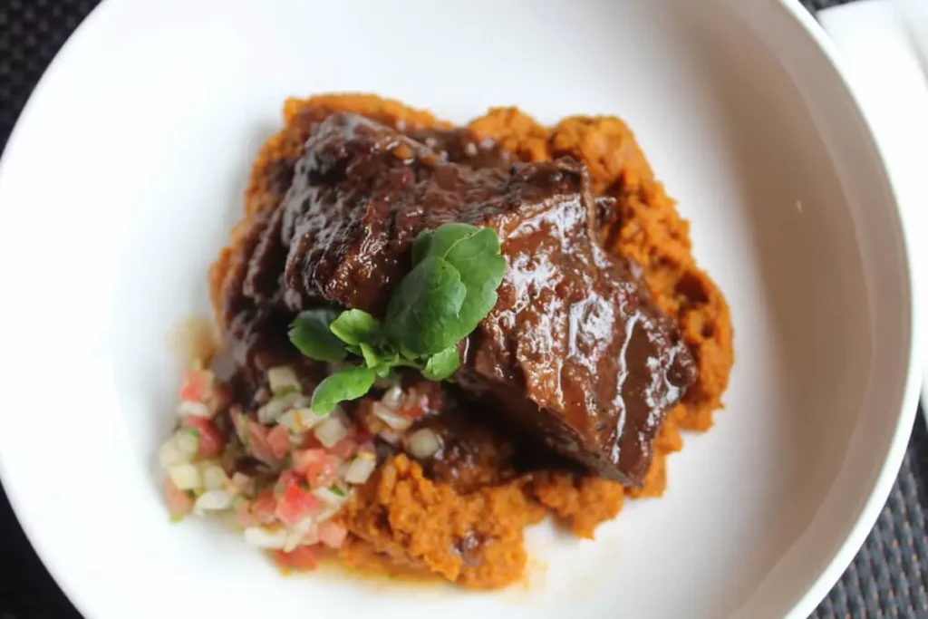 Asado de tira en baja temperatura con puré de zanahoria asada - Winebar y Restaurante Viña Concha y Toro